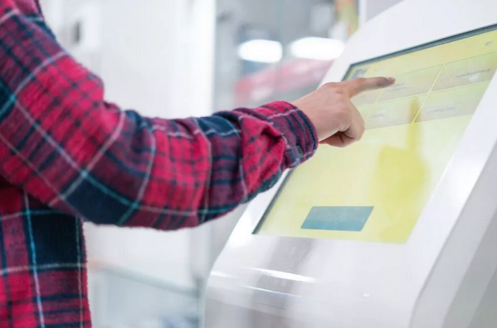 joven en kiosko